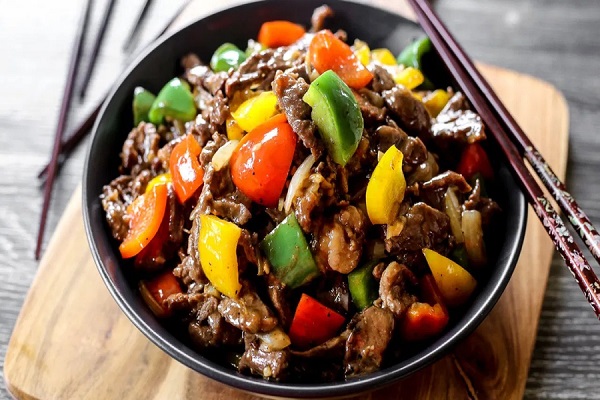 Cơm bò xào tiêu đen